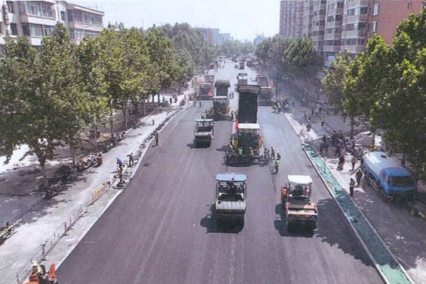 攻堅(jiān)克難比拼干  搶抓機(jī)遇勇爭(zhēng)先 -—解放西路道路改造工程瀝青路面施工完成